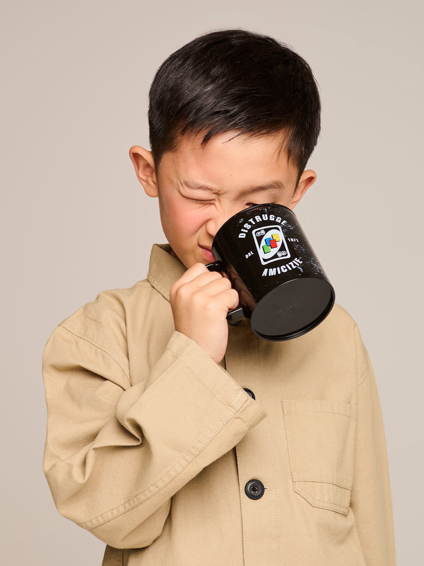 Black UNO mug for kids with writing Destroy friendships and iconic card
