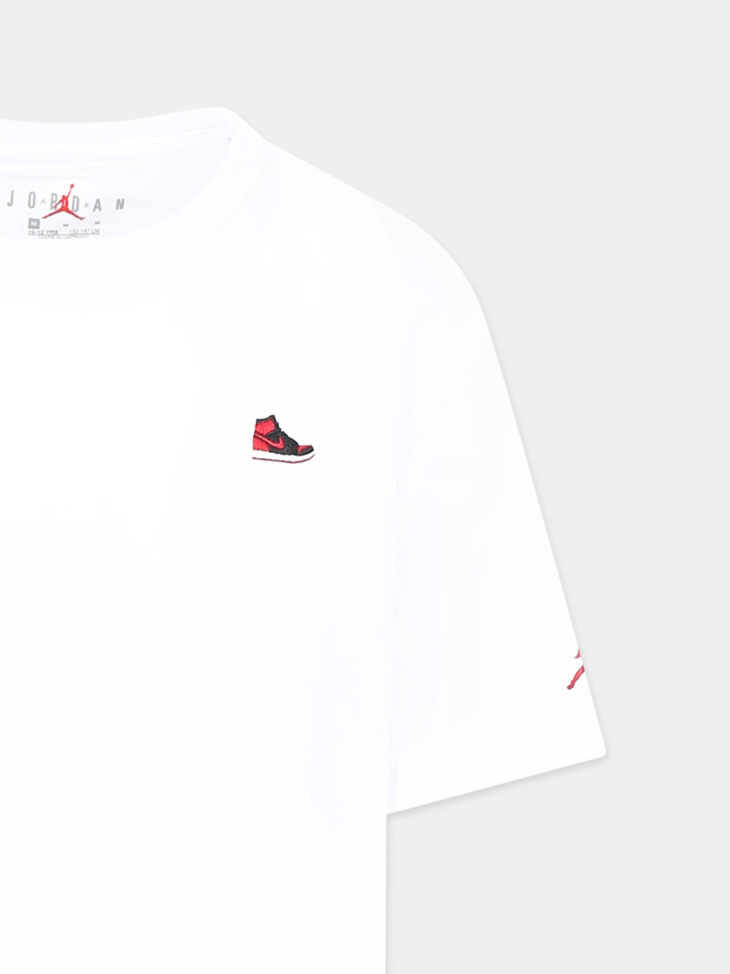 White t-shirt for boy with sneaker